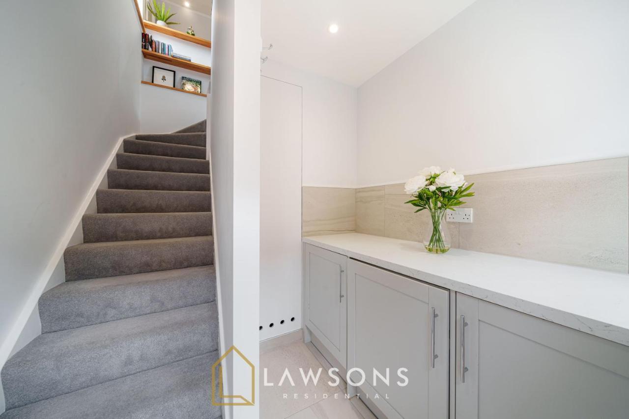 Апартаменты Loft Living By Lawsons With Parking Виндзор Экстерьер фото