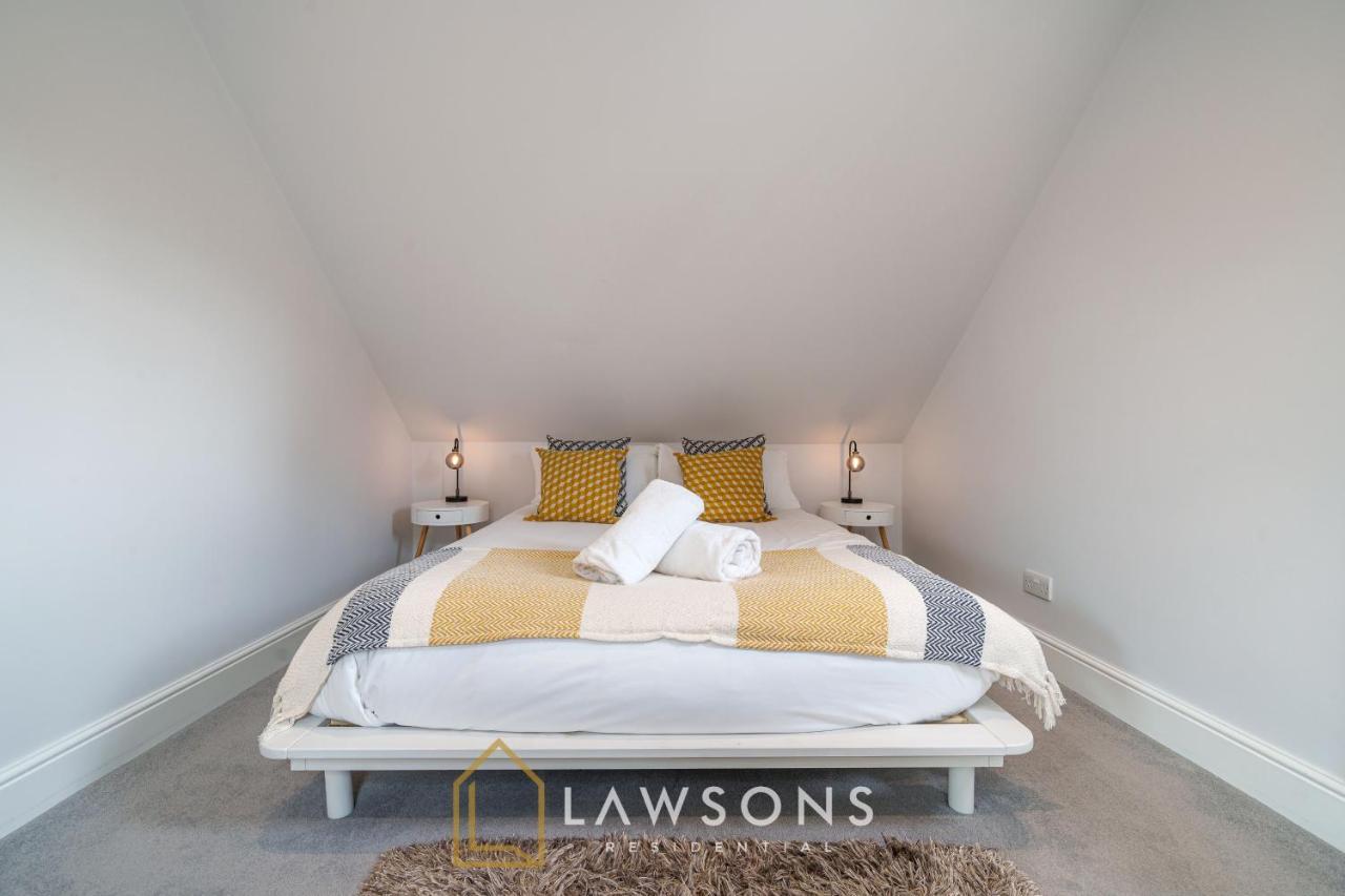 Апартаменты Loft Living By Lawsons With Parking Виндзор Экстерьер фото