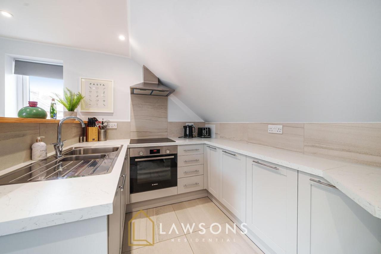 Апартаменты Loft Living By Lawsons With Parking Виндзор Экстерьер фото